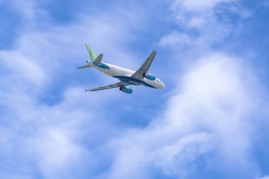 Ho Chi Minh City, Vietnam - 1 Eylül 2019: Gökyüzünde uçan Bamboo Airways'e ait Airbus A320 uçağı Tan Son Nhat Uluslararası Havaalanı'na inmeye hazırlanıyor, Ho Chi Minh City, Vietnam