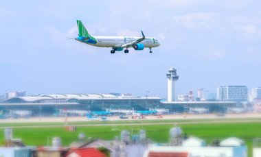 Ho Chi Minh City, Vietnam - 1 Eylül 2019: Gökyüzünde uçan Bamboo Airways'in airbus A321 neo'su Tan Son Nhat Uluslararası Havaalanı'na inmeye hazırlanıyor, Ho Chi Minh City, Vietnam