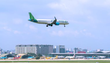 Ho Chi Minh City, Vietnam - 1 Eylül 2019: Gökyüzünde uçan Bamboo Airways'in airbus A321 neo'su Tan Son Nhat Uluslararası Havaalanı'na inmeye hazırlanıyor, Ho Chi Minh City, Vietnam