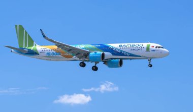 Ho Chi Minh City, Vietnam - 1 Eylül 2019: Gökyüzünde uçan Bamboo Airways'in airbus A321 neo'su Tan Son Nhat Uluslararası Havaalanı'na inmeye hazırlanıyor, Ho Chi Minh City, Vietnam