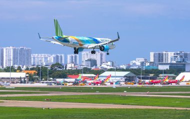 Ho Chi Minh City, Vietnam - 1 Eylül 2019: Gökyüzünde uçan Bamboo Airways'in airbus A321 neo'su Tan Son Nhat Uluslararası Havaalanı'na inmeye hazırlanıyor, Ho Chi Minh City, Vietnam