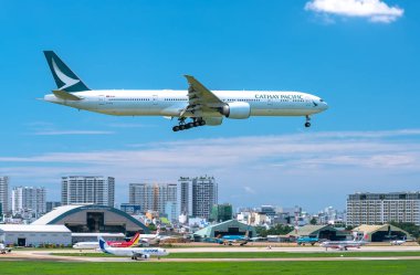 Ho Chi Minh City, Vietnam - 1 Eylül 2019: Cathay Pacific havayolu şirketi Boeing 777, Kentsel alanların üzerinden uçmak tan Son Nhat Uluslararası Havaalanı'na inmeye hazırlanıyor, Ho Chi Minh City, Vietnam.