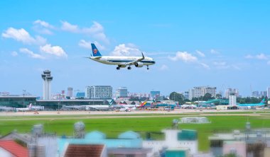 Ho Chi Minh City, Vietnam - 1 Eylül 2019: China Southern Airlines'A ait uçak airbus A321 hava uçağı Tan Son Nhat Uluslararası Havaalanı'na iniş hazırlayın, Ho Chi Minh City, Vietnam