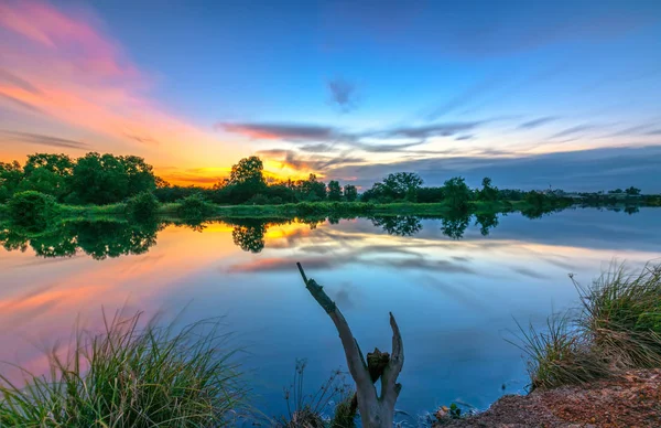 Pôr Sol Longo Rio Quando Horizonte Sol Realmente Dramático Final — Fotografia de Stock