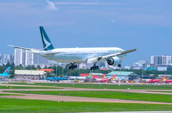 베트남 호치민시 2019년 캐세이패시픽 항공의 777 항공기가 지역을 비행하며 베트남 — 스톡 사진