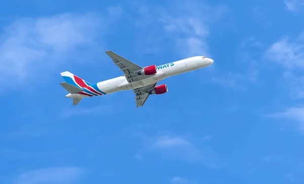 베트남 호치민시 2019년 베트남 호치민 국제공항에서 하늘을 항공의 757 항공기 — 스톡 사진