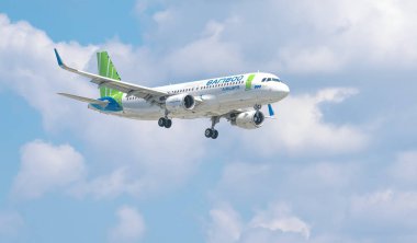 Ho Chi Minh City, Vietnam - 11 Eylül 2019: Gökyüzünde uçan Bamboo Airways'e ait Airbus A320 uçağı Tan Son Nhat Uluslararası Havaalanı'na inmeye hazırlanıyor, Ho Chi Minh City, Vietnam