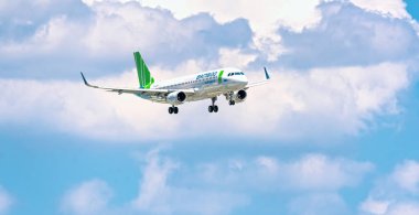 Ho Chi Minh City, Vietnam - 11 Eylül 2019: Gökyüzünde uçan Bamboo Airways'e ait Airbus A320 uçağı Tan Son Nhat Uluslararası Havaalanı'na inmeye hazırlanıyor, Ho Chi Minh City, Vietnam