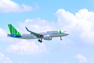 Ho Chi Minh City, Vietnam - 11 Eylül 2019: Gökyüzünde uçan Bamboo Airways'e ait Airbus A320 uçağı Tan Son Nhat Uluslararası Havaalanı'na inmeye hazırlanıyor, Ho Chi Minh City, Vietnam