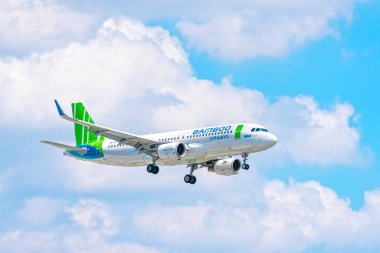 Ho Chi Minh City, Vietnam - 11 Eylül 2019: Gökyüzünde uçan Bamboo Airways'e ait Airbus A320 uçağı Tan Son Nhat Uluslararası Havaalanı'na inmeye hazırlanıyor, Ho Chi Minh City, Vietnam