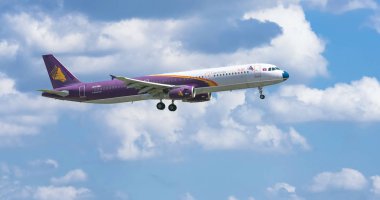 Ho Chi Minh City, Vietnam - 11 Eylül 2019: Havayoluyla uçan Kamboçya Angkor Air'e ait Uçak airbus A321, Tan Son Nhat Uluslararası Havaalanı'na inmeye hazırlanıyor, Ho Chi Minh City, Vietnam