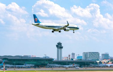 Ho Chi Minh City, Vietnam - 11 Eylül 2019: Gökyüzünde uçan China Southern Airlines'a ait Airbus A321 uçağı Tan Son Nhat Uluslararası Havaalanı'na inmeye hazırlanıyor, Ho Chi Minh City, Vietnam