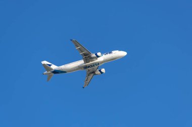 Ho Chi Minh City, Vietnam - 11 Eylül 2019: Gökyüzünde uçan Flyone havayolu uçağı Airbus A320, Tan Son Nhat Uluslararası Havaalanı'na inmeye hazırlanıyor, Ho Chi Minh City, Vietnam