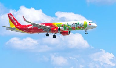 Ho Chi Minh City, Vietnam - 11 Eylül 2019: Vietjet Air'in gökyüzünde uçan Uçak airbus A321'i Tan Son Nhat Uluslararası Havaalanı'na inmeye hazırlanıyor, Ho Chi Minh City, Vietnam
