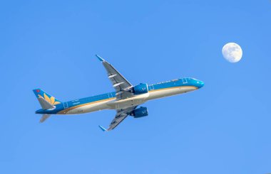 Ho Chi Minh City, Vietnam - 11 Eylül 2019: Havada uçan Vietnam Havayolları'na ait A321 uçağı Tan Son Nhat Uluslararası Havaalanı'na inmeye hazırlanıyor, Ho Chi Minh City, Vietnam