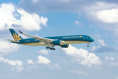 Ho Chi Minh City, Vietnam - 11 Eylül 2019: Havada uçan Vietnam Havayolları'na ait Airbus A350 uçağı Tan Son Nhat Uluslararası Havaalanı'na inmeye hazırlanıyor, Ho Chi Minh City, Vietnam