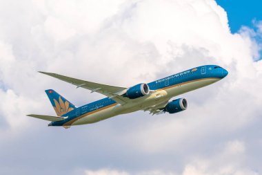 Ho Chi Minh City, Vietnam - 11 Eylül 2019: Havada uçan Vietnam Havayolları'na ait Boeing 787 uçağı Tan Son Nhat Uluslararası Havaalanı'na inmeye hazırlanıyor, Ho Chi Minh City, Vietnam