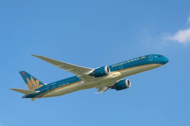 Ho Chi Minh City, Vietnam - 11 Eylül 2019: Havada uçan Vietnam Havayolları'na ait Boeing 787 uçağı Tan Son Nhat Uluslararası Havaalanı'na inmeye hazırlanıyor, Ho Chi Minh City, Vietnam