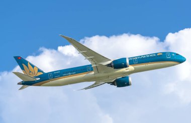 Ho Chi Minh City, Vietnam - 11 Eylül 2019: Havada uçan Vietnam Havayolları'na ait Boeing 787 uçağı Tan Son Nhat Uluslararası Havaalanı'na inmeye hazırlanıyor, Ho Chi Minh City, Vietnam