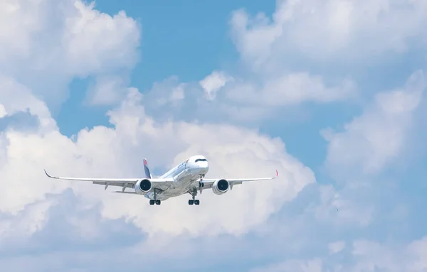 베트남 호치민시 2019년 11일 하늘을 비행하는 카타르항공의 비행기 에어버스 A350이 — 스톡 사진