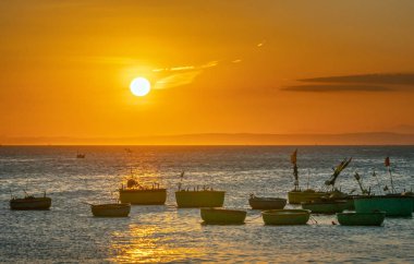 Gün batımında deniz manzarası balık hasat için denize balıkçı tekneleri gün sonu.