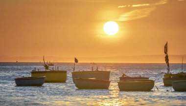 Gün batımında deniz manzarası balık hasat için denize balıkçı tekneleri gün sonu.