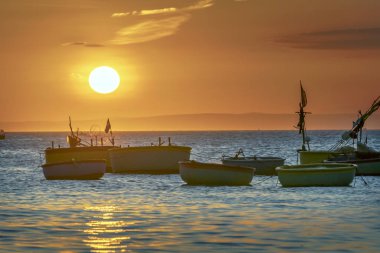 Gün batımında deniz manzarası balık hasat için denize balıkçı tekneleri gün sonu.