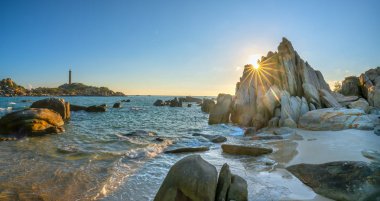 Güneş yıldızlarıyla kaplı resif, şafak güzel yeni bir günü karşılıyor