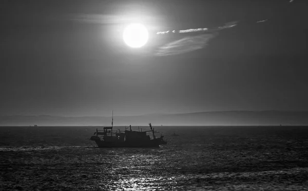 日落时分的海景 渔船出海捕捞鱼结束一天 — 图库照片