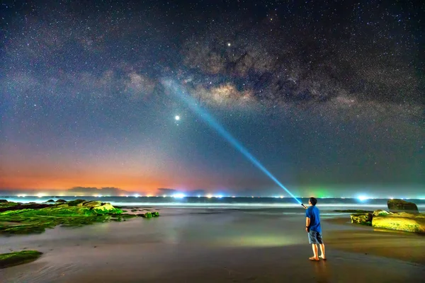 Paisagem Noturna Com Forma Leitosa Silhueta Homem Feliz Lado Rochas — Fotografia de Stock