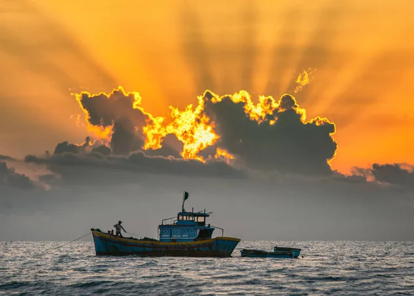 Şafakta Denize Balık Tekneleri Dışarı Güneş Işınları Knob Renkli Karşılama — Stok fotoğraf