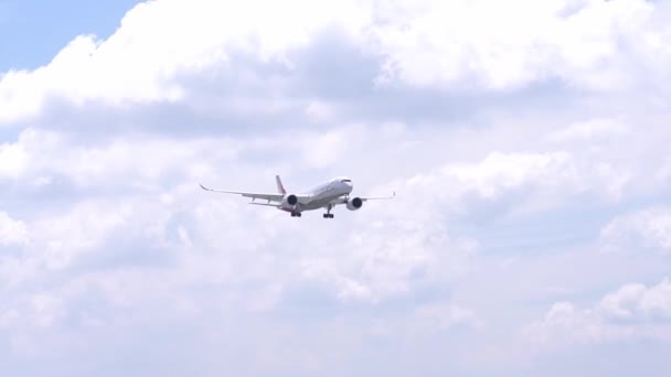 베트남 호치민 2019 비행기에어 A350 아시아나 항공기가 구름을 하늘을 날다가 — 비디오