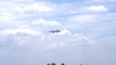 Ho Chi Minh City, Vietnam - 1 Eylül 2019: Raya Havayolları 'nın Boeing 757 uçağı bulutlardan uçarak Tan Son Nhat Uluslararası Havalimanı, Ho Chi Minh Şehri, Vietnam' a indi.