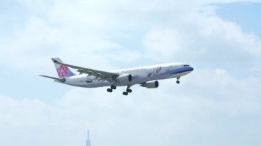 Ho Chi Minh City, Vietnam - 1 Eylül 2019: Çin Hava Yolları 'nın A330 sefer sayılı uçağı bulutların arasından uçarak Tan Son Nhat Uluslararası Havaalanına inmeye hazır olun.