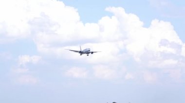 Ho Chi Minh City, Vietnam - 11 Eylül 2019: Singapur Havayollarından kalkan Boeing 777 Tan Son Nhat Uluslararası Havaalanı, Ho Chi Minh City, Vietnam