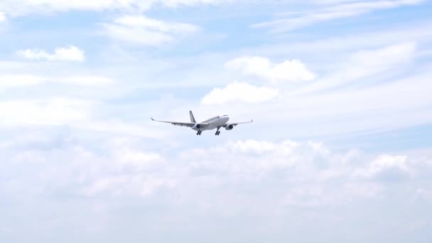 ベトナムホーチミン2019年9月1日 シンガポール航空A330便が雲の中を飛んでベトナムのホーチミン国際空港タンソンニャットに着陸します — ストック動画