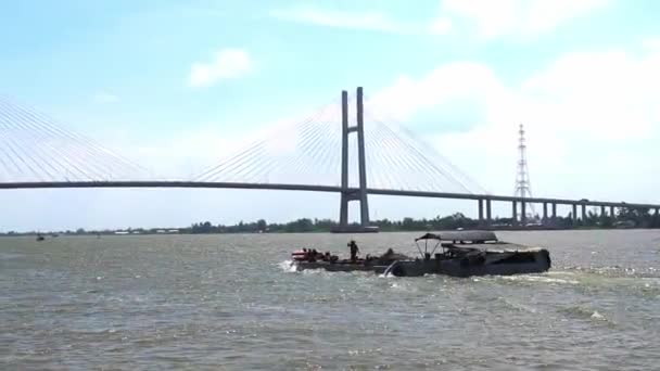 Perahu Kecil Atau Kapal Tongkang Meluncur Melalui Sungai Bawah Jembatan — Stok Video