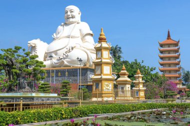 Tho Şehrimdeki Vinh Trang Tapınağı 'nda oturan Buda Heykeli. Tien Giang, Vietnam. Çeviri: 