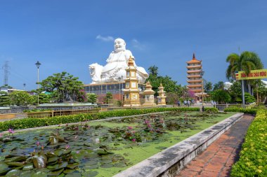 Tho Şehrimdeki Vinh Trang Tapınağı 'nda oturan Buda Heykeli. Tien Giang, Vietnam. Çeviri: 