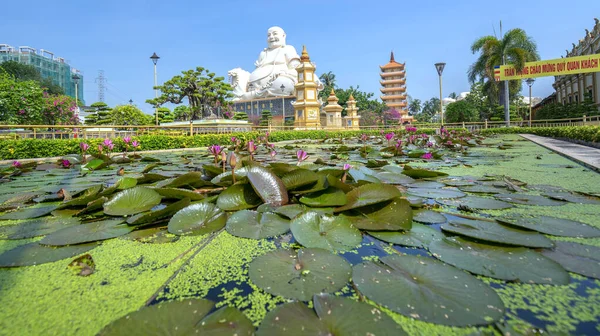 在我所居住的城市文昌寺坐坐的佛像 Tien Giang 混合弥敦佛的男性模式 — 图库照片