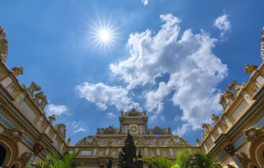 Tho, Vietnam 'daki Vinh Trang Tapınağı' nın 19. yüzyıl kültürünün güney Vietnam 'daki modellerine bir göz atalım.