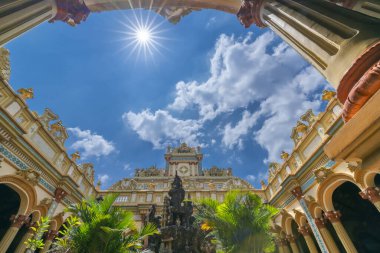 Tho, Vietnam 'daki Vinh Trang Tapınağı' nın 19. yüzyıl kültürünün güney Vietnam 'daki modellerine bir göz atalım.