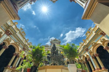 Tho, Vietnam 'daki Vinh Trang Tapınağı' nın 19. yüzyıl kültürünün güney Vietnam 'daki modellerine bir göz atalım.