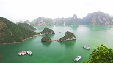 Halong Körfezi 'nin güzel manzarası Ti Top Adası' ndan, Halong Körfezi, Vietnam 'da ziyaret etmeleri için birçok yerli ve yabancı turisti cezbetti.