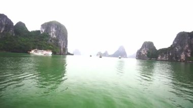 Halong Körfezi, Vietnam - 3 Nisan 2019 Kireçtaşı Koyu 'nda hareket eden turist yolcu gemisi. Bu durum, her yıl Ha Long, Vietnam 'da dünya mirası olan yerli ve yabancı turistlerin ilgisini çekiyor.