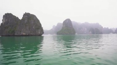 Halong Körfezi, Vietnam - 3 Nisan 2019 Kireçtaşı Koyu 'nda hareket eden turist yolcu gemisi. Bu durum, her yıl Ha Long, Vietnam 'da dünya mirası olan yerli ve yabancı turistlerin ilgisini çekiyor.