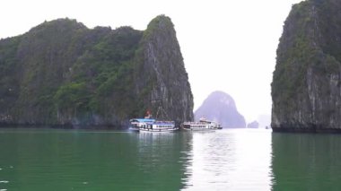 Halong Körfezi, Vietnam - 3 Nisan 2019 Kireçtaşı Koyu 'nda hareket eden turist yolcu gemisi. Bu durum, her yıl Ha Long, Vietnam 'da dünya mirası olan yerli ve yabancı turistlerin ilgisini çekiyor.