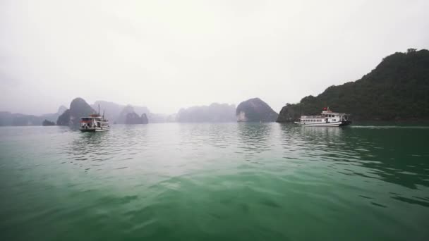 Halong Bay Vietnam April 2019 Turistkryssningsfartyg Rör Sig Bland Kalksten — Stockvideo