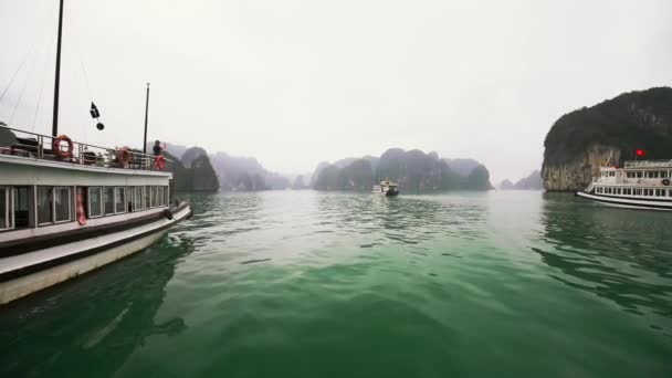 ハロン湾 ベトナム 2019年4月3日 石灰岩の湾の間を移動する観光クルーズ船 これは 毎年多くの国内 外国人観光客を魅了し ハロン ベトナムの世界自然遺産 — ストック動画