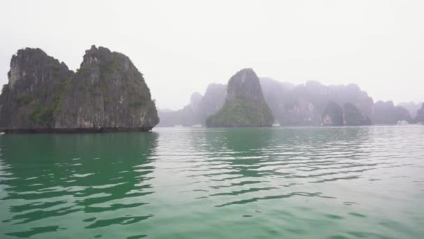 Halong Bay Vietnam April 2019 Turistkryssningsfartyg Rör Sig Bland Kalksten — Stockvideo